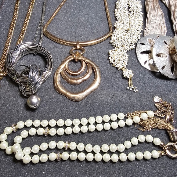 Lot Of 12 Fashion Jewelry Necklaces Various Styles Colors And Makes - Picture 4 of 10